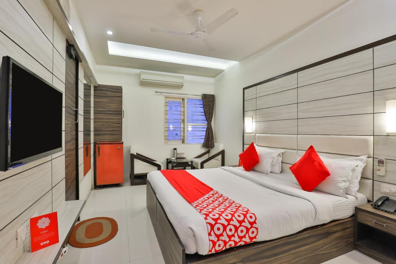 Oyo 2351 Hotel Golden Plaza Ahmedabad Exterior foto