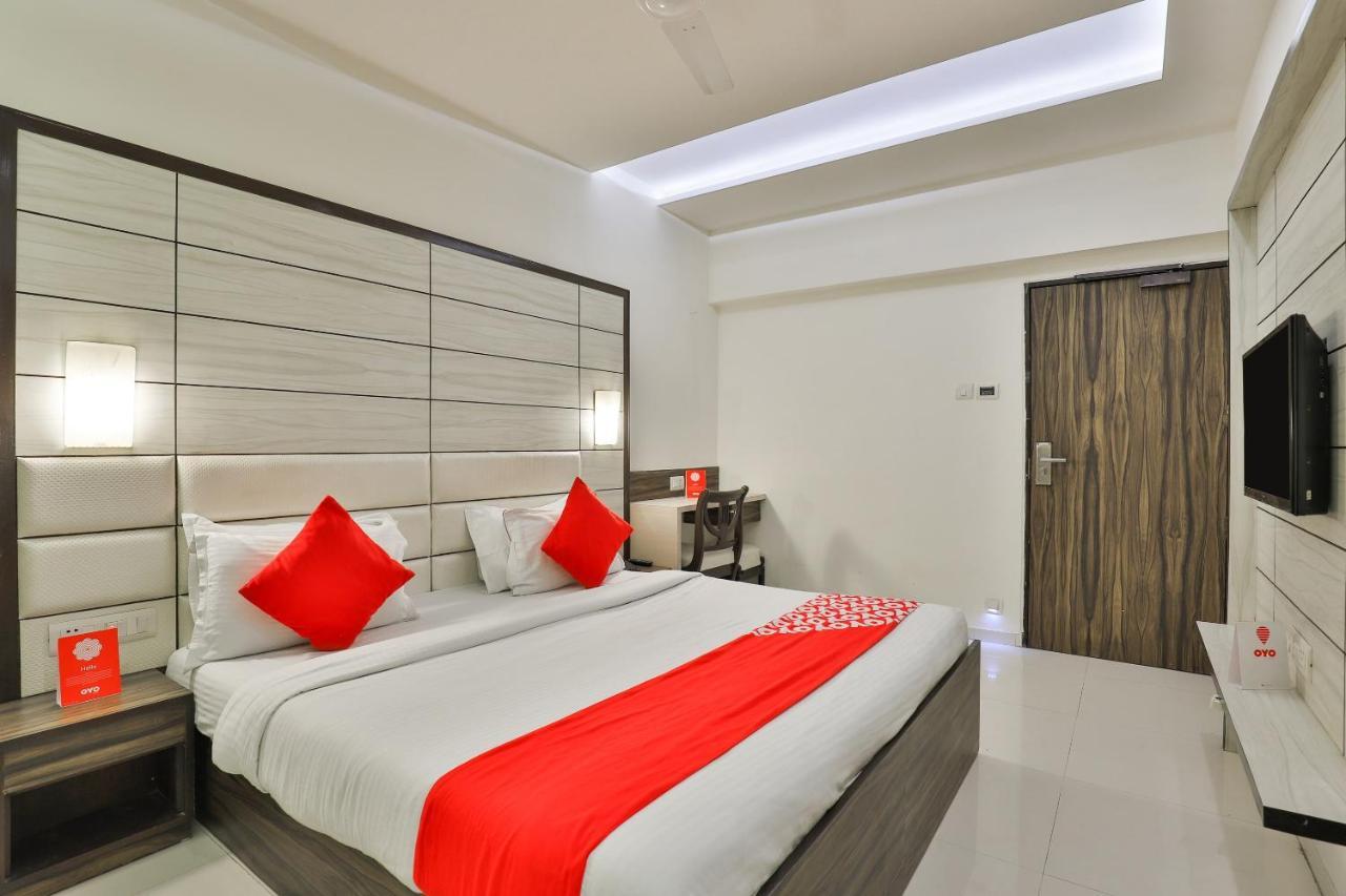 Oyo 2351 Hotel Golden Plaza Ahmedabad Exterior foto