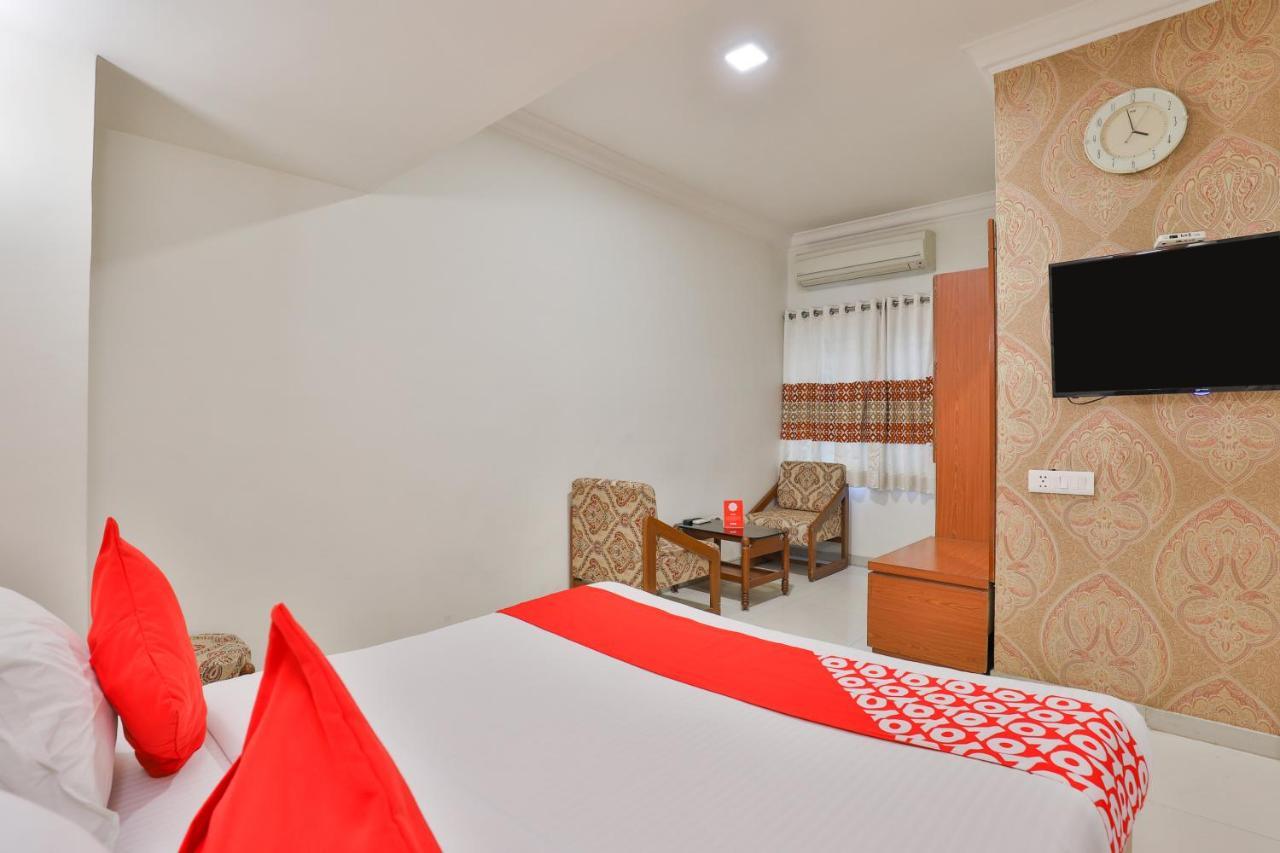 Oyo 2351 Hotel Golden Plaza Ahmedabad Exterior foto