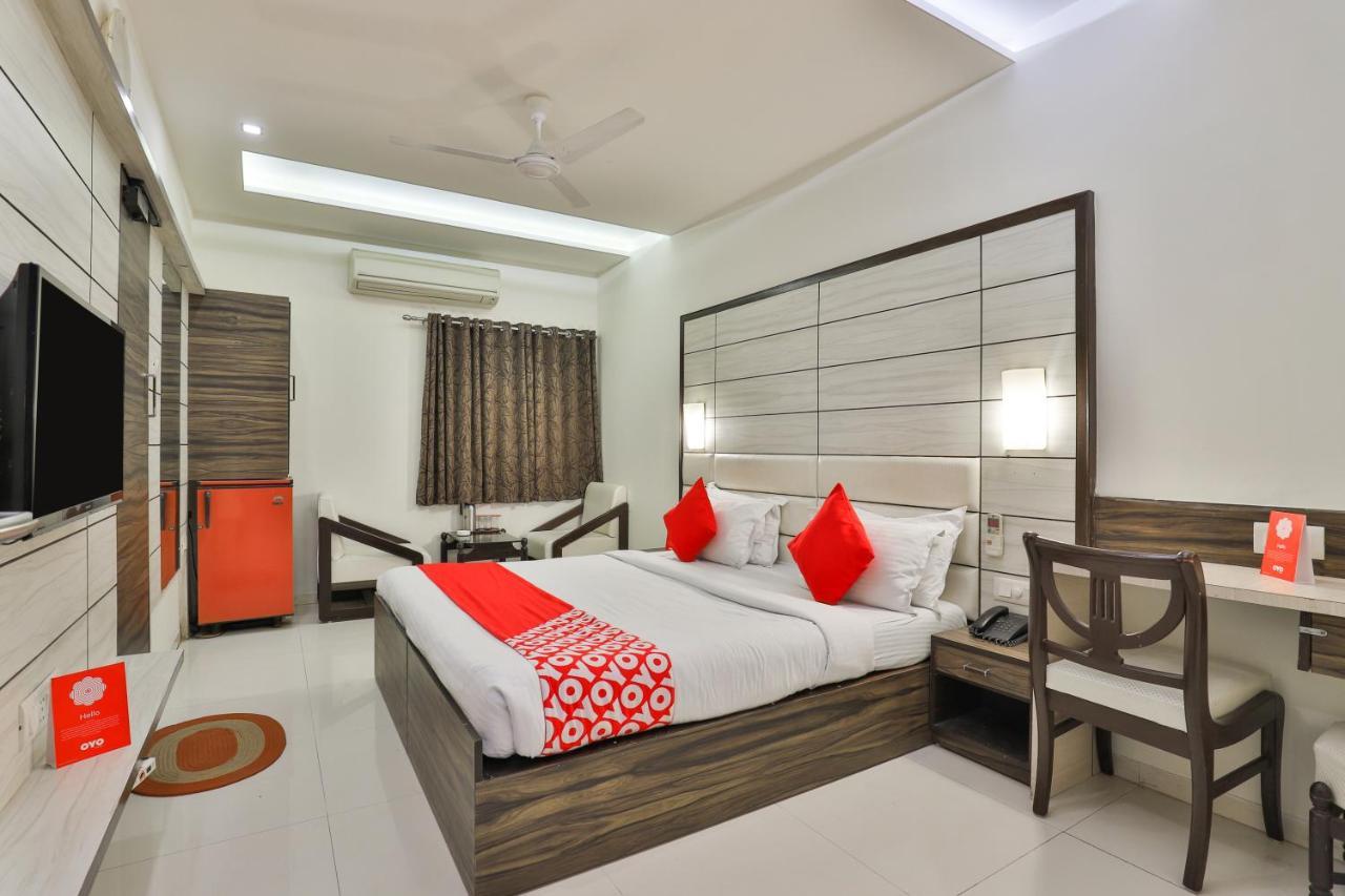 Oyo 2351 Hotel Golden Plaza Ahmedabad Exterior foto