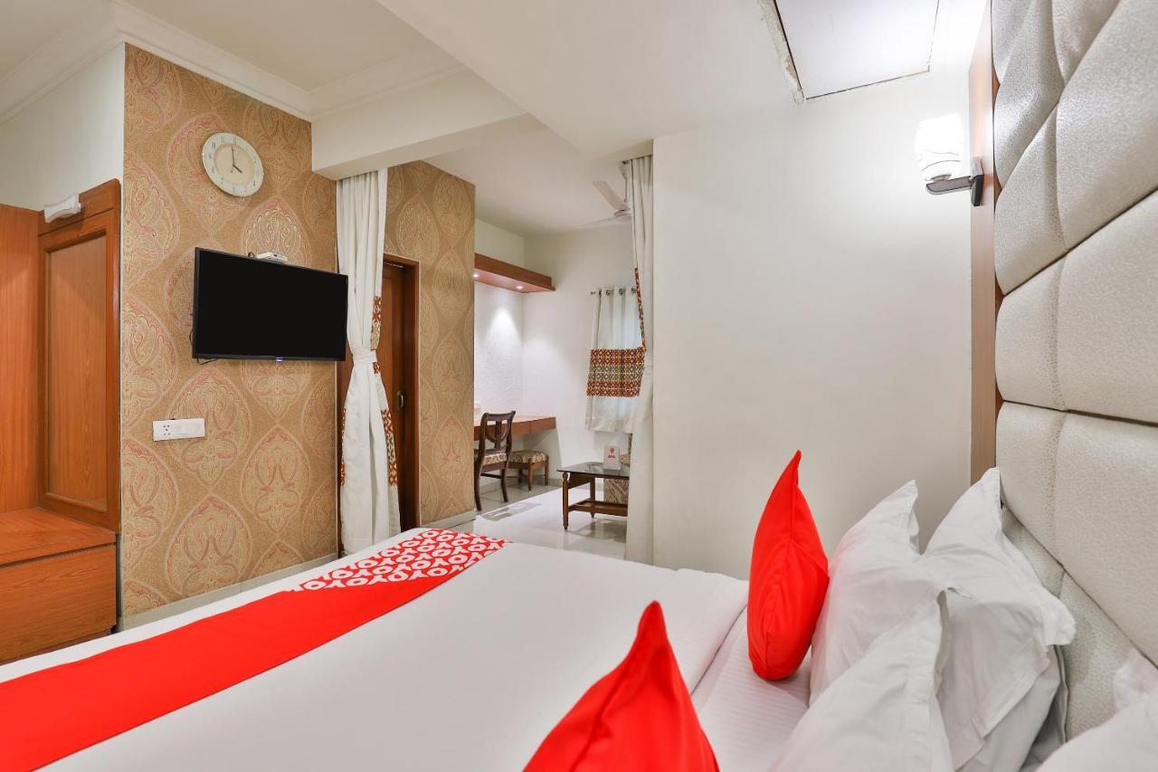 Oyo 2351 Hotel Golden Plaza Ahmedabad Exterior foto
