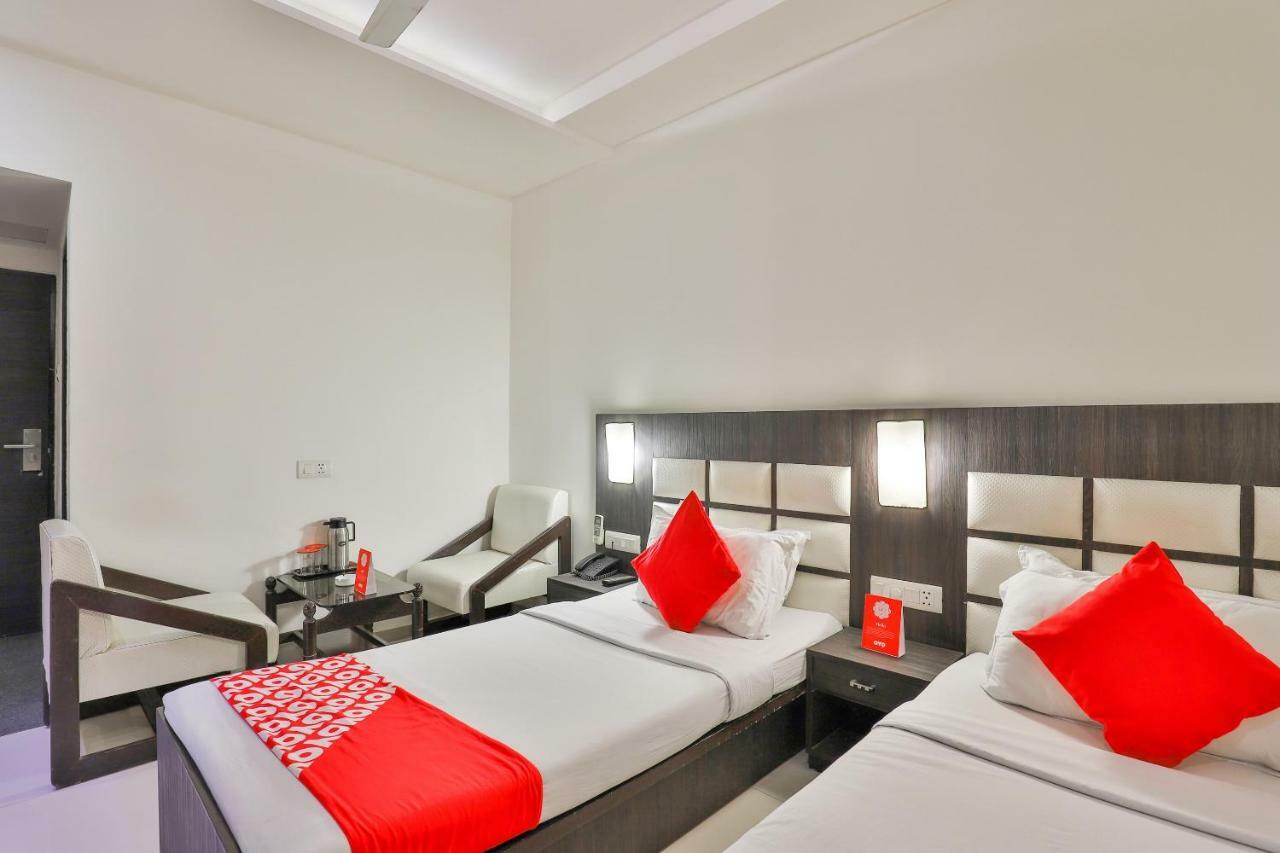 Oyo 2351 Hotel Golden Plaza Ahmedabad Exterior foto